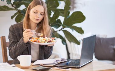 dieta-dla-zapracowanych-jak-jesc-zdrowo-gdy-brak-czasu-na-gotowanie